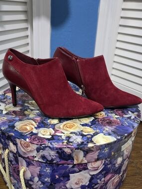 Calvin Klein Gara Burgundy Suede Pointed Toe Ankle Booties NWOT Size 6.5